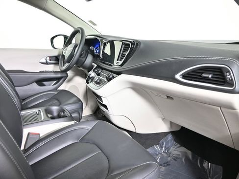 Used 2024 Chrysler Pacifica Touring-L AWD/4WD image 14