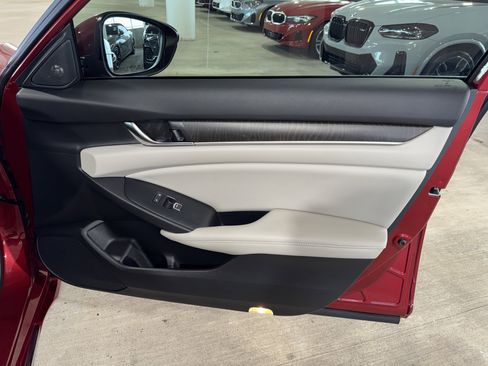 Used 2019 Honda Accord Touring image 9