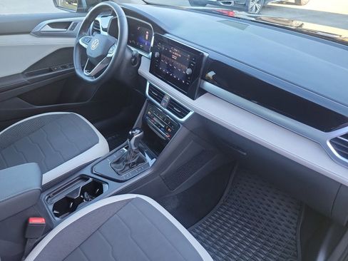 Certified 2025 Volkswagen Taos SE image 32