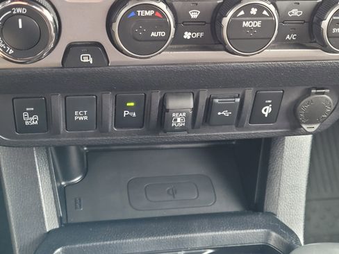 Used 2020 Toyota Tacoma Limited image 23