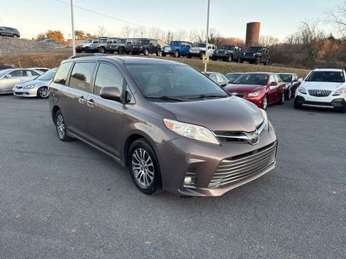 Used 2018 Toyota Sienna XLE w/ XLE Navigation Package image 2