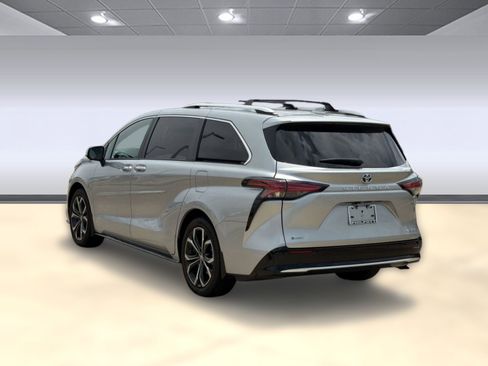 Used 2025 Toyota Sienna Platinum FWD image 3