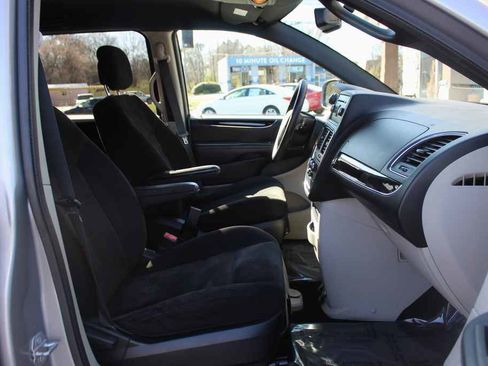 Used 2015 Dodge Grand Caravan SE image 27