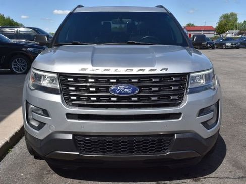 Used 2017 Ford Explorer XLT w/ Equipment Group 202A AWD/4WD image 13