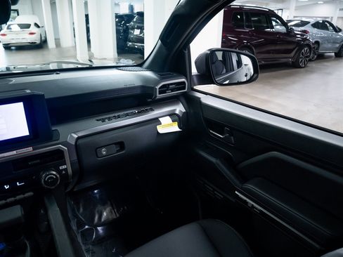 Used 2025 Toyota Tacoma TRD Off-Road image 10