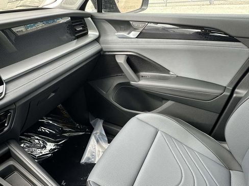 New 2025 Volkswagen Tiguan SE FWD image 24