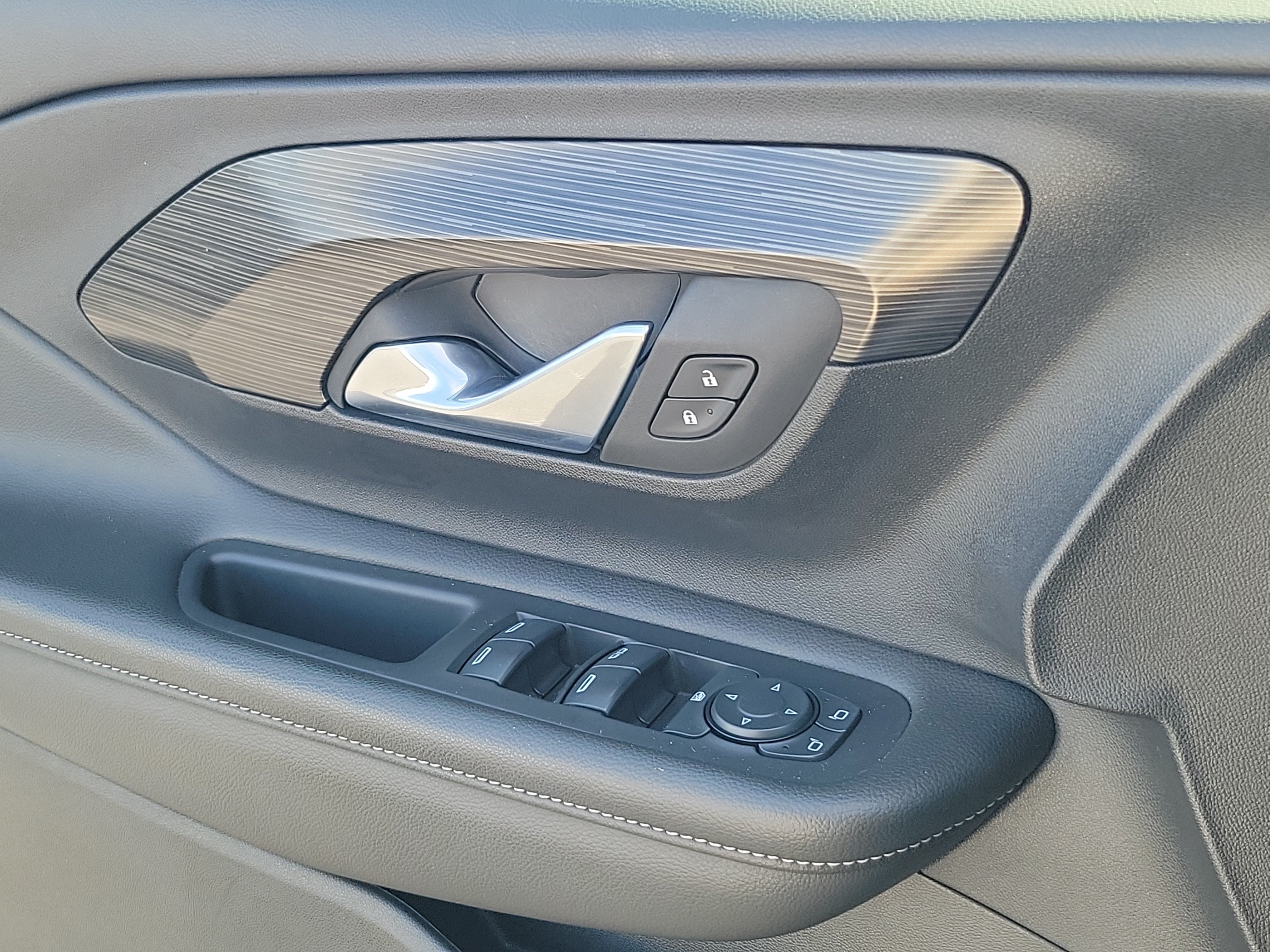Used 2024 GMC Terrain SLE FWD image 18
