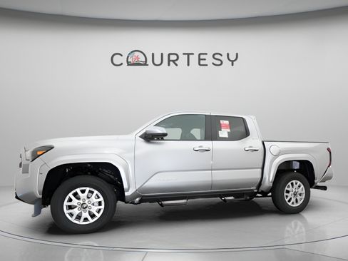 Certified 2026 Toyota Tacoma SR5 AWD/4WD image 4