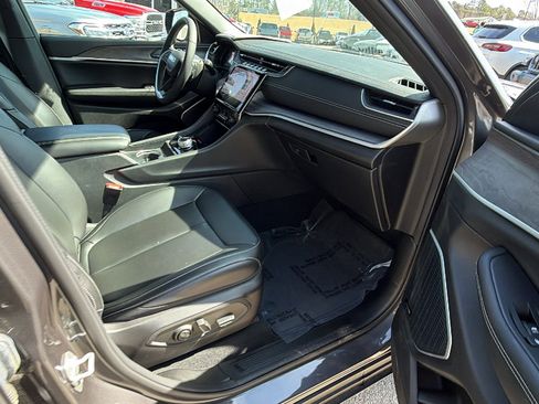 Used 2024 Jeep Grand Cherokee L Limited w/ Black Appearance Package image 19