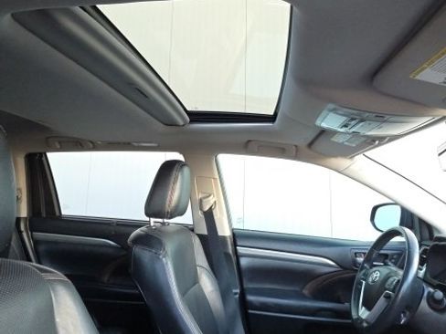 Used 2019 Toyota Highlander Limited w/ Carpet Mat Package (TMS) image 23