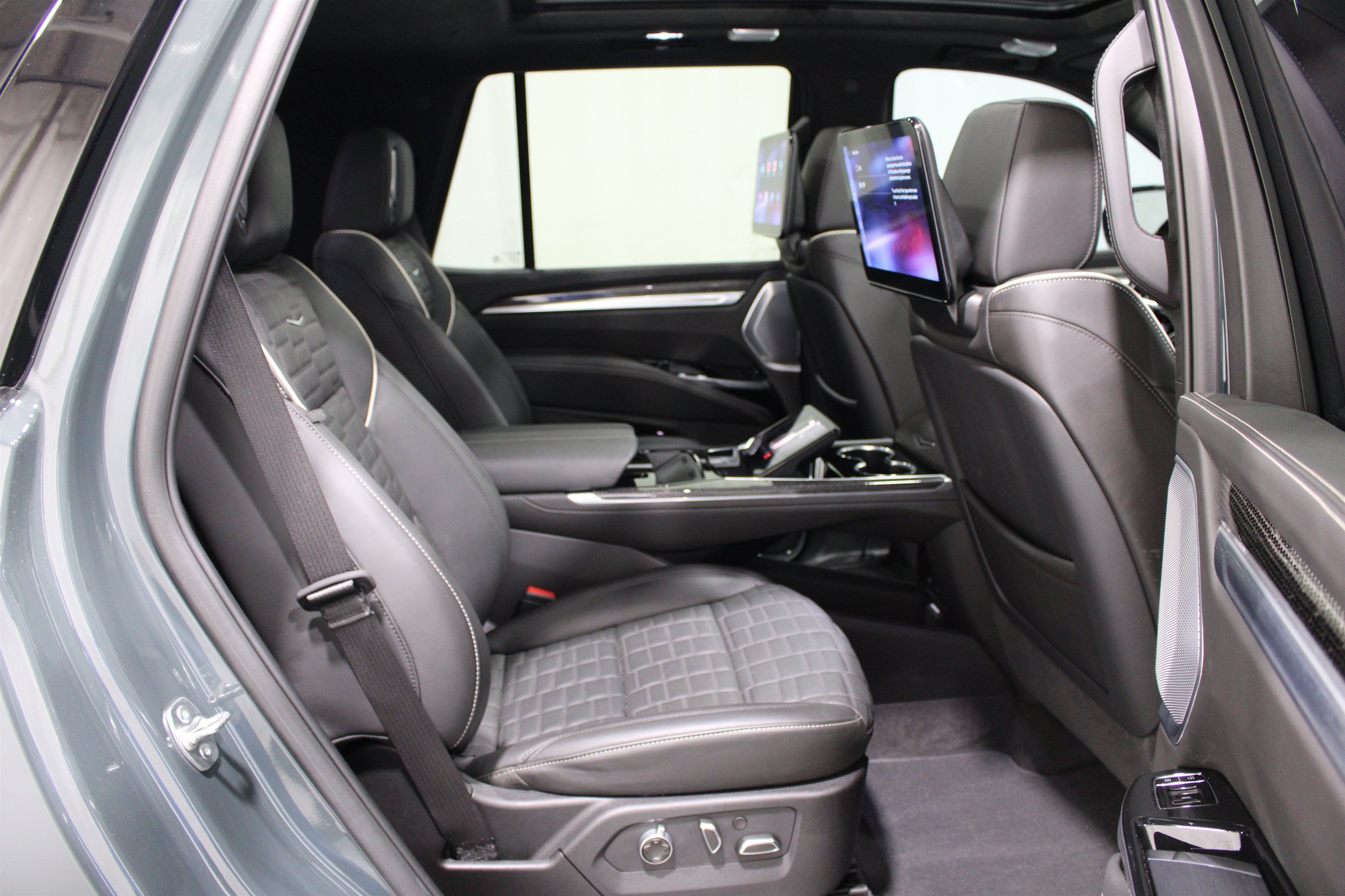 Certified 2025 Cadillac Escalade V AWD/4WD image 27