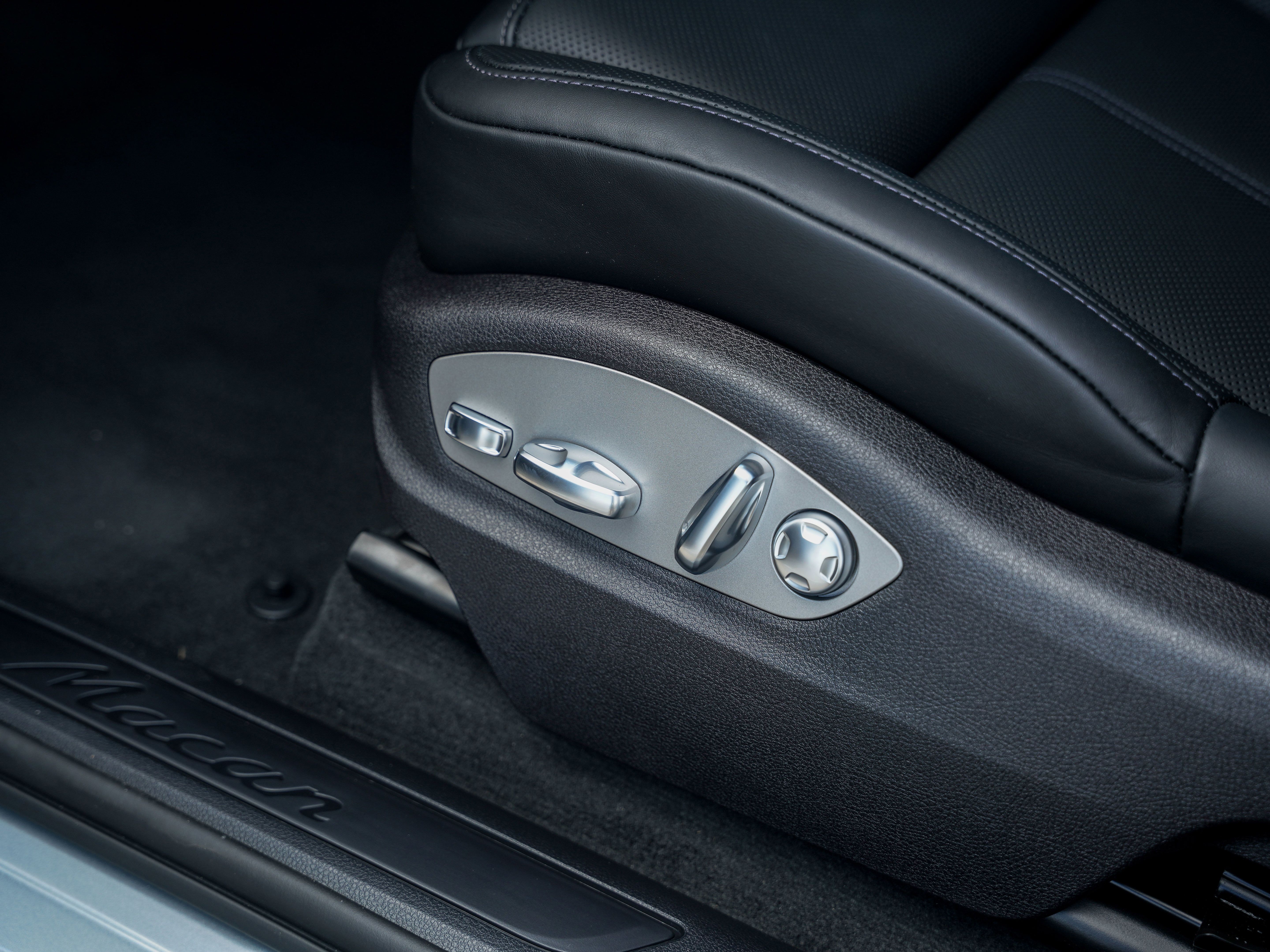 Certified 2026 Porsche Macan AWD/4WD image 17