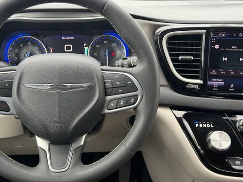Used 2023 Chrysler Pacifica Touring-L FWD image 30
