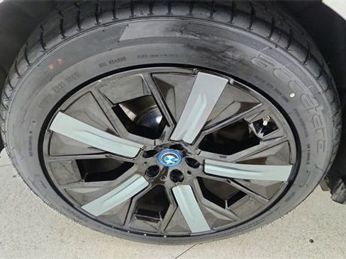 Used 2022 BMW iX xDrive50 w/ Premium Package image 57