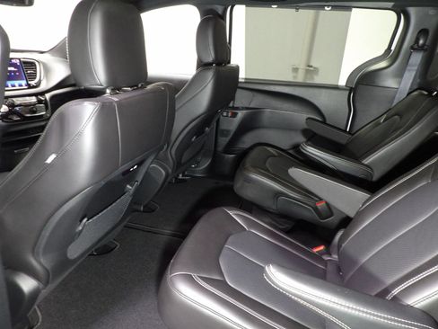 Used 2025 Chrysler Pacifica Select FWD image 12