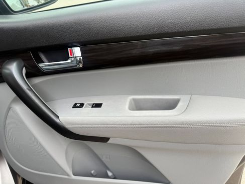 Used 2011 Kia Sorento LX w/ Convenience Pkg image 24