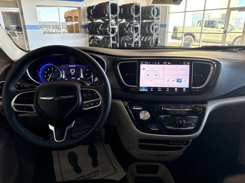 Used 2024 Chrysler Pacifica Touring-L FWD image 9