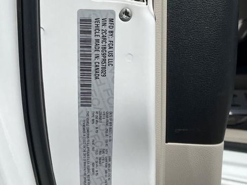 Used 2023 Chrysler Pacifica Touring-L FWD image 40