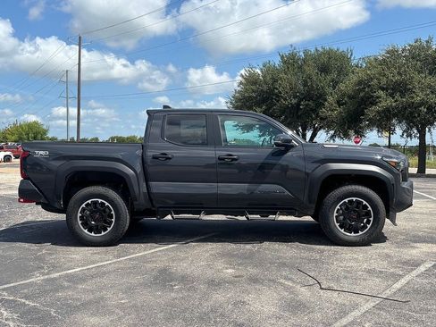 Used 2025 Toyota Tacoma TRD Off-Road w/ TRD Off Road Upgrade Package AWD/4WD image 4