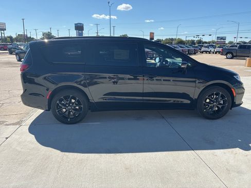 New 2026 Chrysler Pacifica Limited w/ Uconnect Theater Family Group image 8