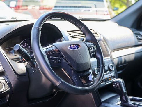 Used 2018 Ford Explorer XLT w/ Equipment Group 202A AWD/4WD image 21