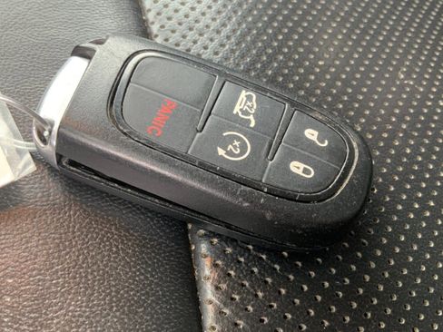 Used 2019 Jeep Cherokee Limited image 36