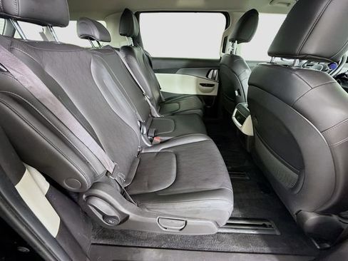 Used 2023 Kia Carnival LX image 27