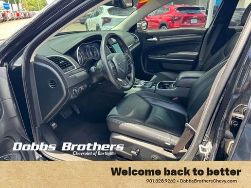 Used 2018 Chrysler 300 Touring L RWD image 9