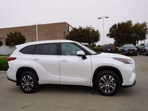 Used 2023 Toyota Highlander XLE image 4