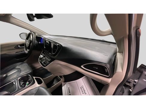 Used 2022 Chrysler Pacifica Touring-L FWD image 19