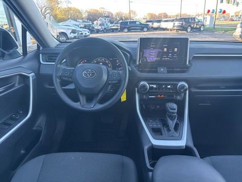 Used 2025 Toyota RAV4 LE AWD/4WD image 19