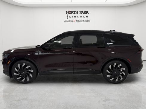 Used 2025 Lincoln Nautilus Reserve AWD/4WD image 2