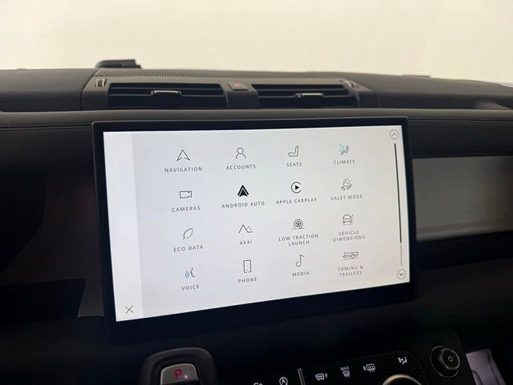 New 2025 Land Rover Defender 130 X-Dynamic SE AWD/4WD image 31