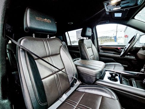 Used 2025 Chevrolet Suburban High Country image 15