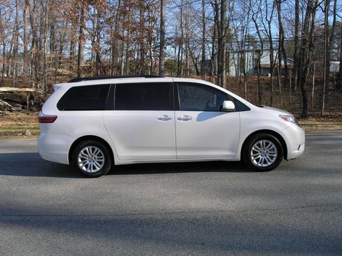 Used 2017 Toyota Sienna image 9