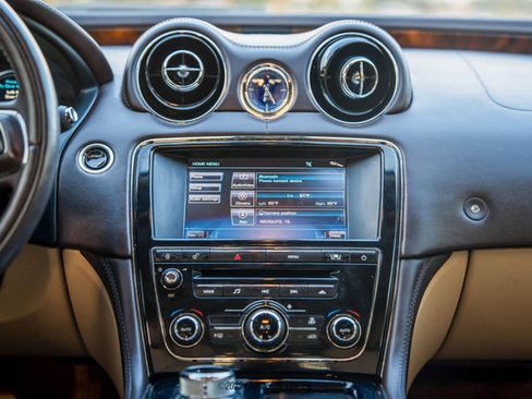 Used 2012 Jaguar XJ image 41