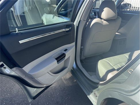Used 2006 Chrysler 300 C w/ Protection Group II image 9