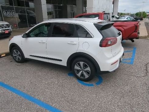Used 2018 Kia Niro EX FWD image 12