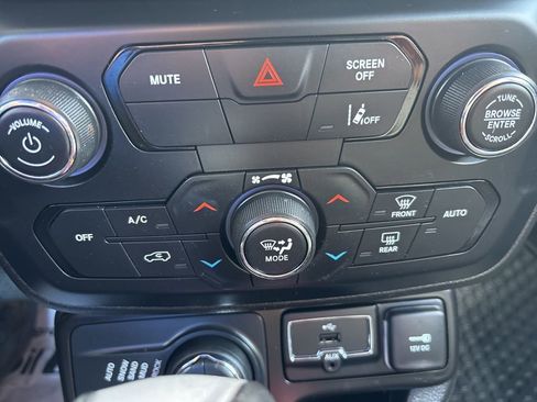 Used 2021 Jeep Renegade Trailhawk w/ Trailer Tow Group image 34