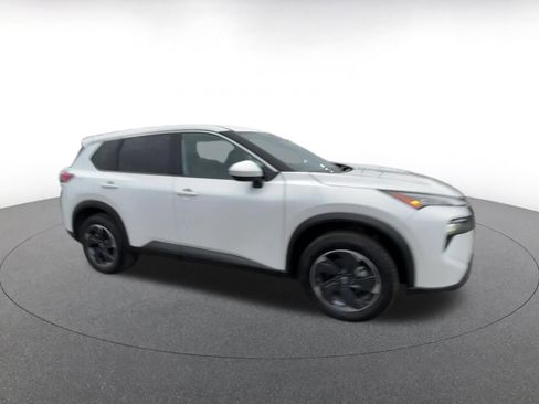 Used 2025 Nissan Rogue SV image 2