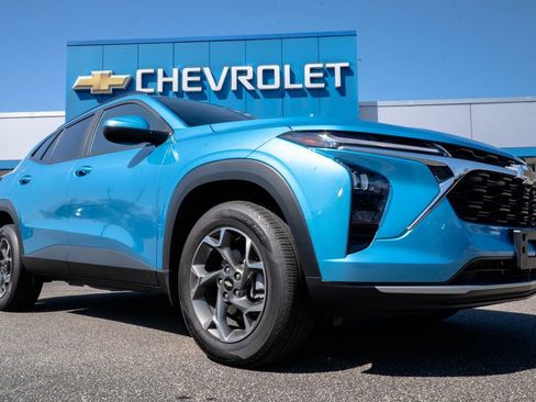 Used 2025 Chevrolet Trax LT w/ Driver Confidence Package image 1