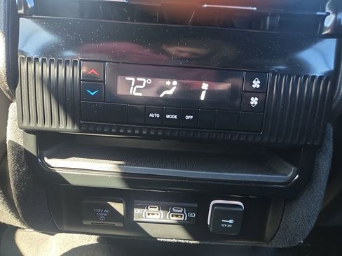 Used 2024 Jeep Wagoneer L Series II w/ Flexible Seating Group AWD/4WD image 18