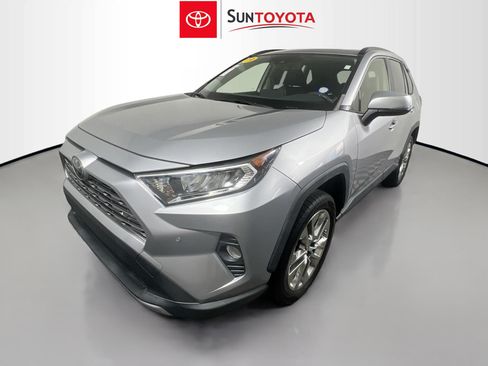 Used 2019 Toyota RAV4 Limited w/ Cold Weather Package FWD image 9