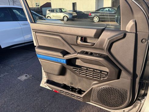 Used 2025 Toyota Tacoma TRD Off-Road image 18