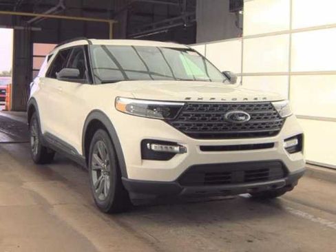 Used 2023 Ford Explorer XLT w/ Equipment Group 202A AWD/4WD image 3