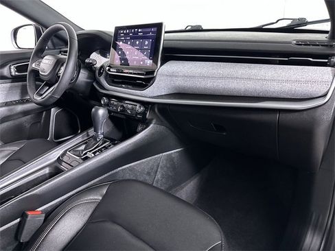 Used 2024 Jeep Compass Latitude image 30