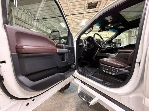 Used 2017 Ford F250 Platinum w/ Platinum Ultimate Package AWD/4WD image 33