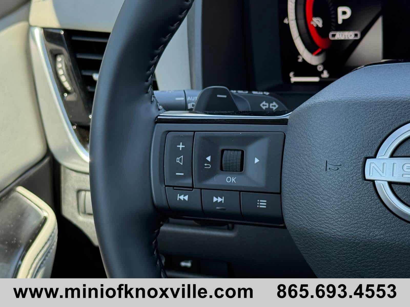 Used 2025 Nissan Rogue SL AWD/4WD image 19