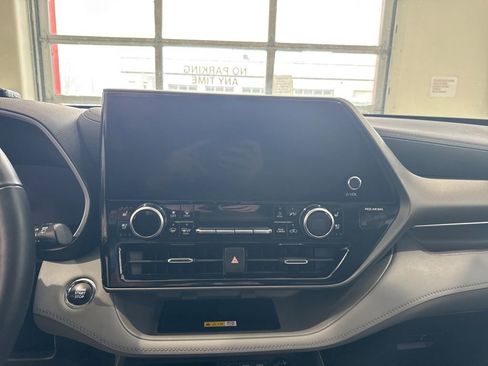 Used 2023 Toyota Highlander Limited image 21