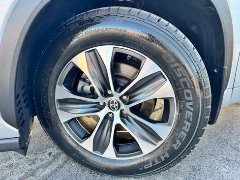 Used 2020 Toyota Highlander XLE AWD/4WD image 45